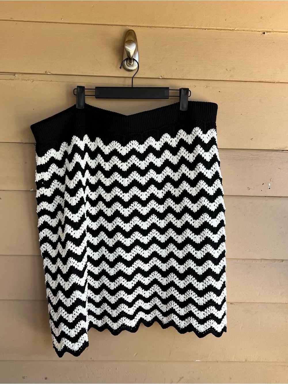 Ava & Viv Black and White Chevron Mini Skirt Size 2X Modest Casual - Picture 4 of 5